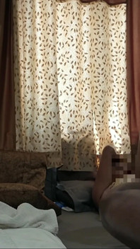 Patronum amcığını yalıyor ve beni domaltarak sikiyor