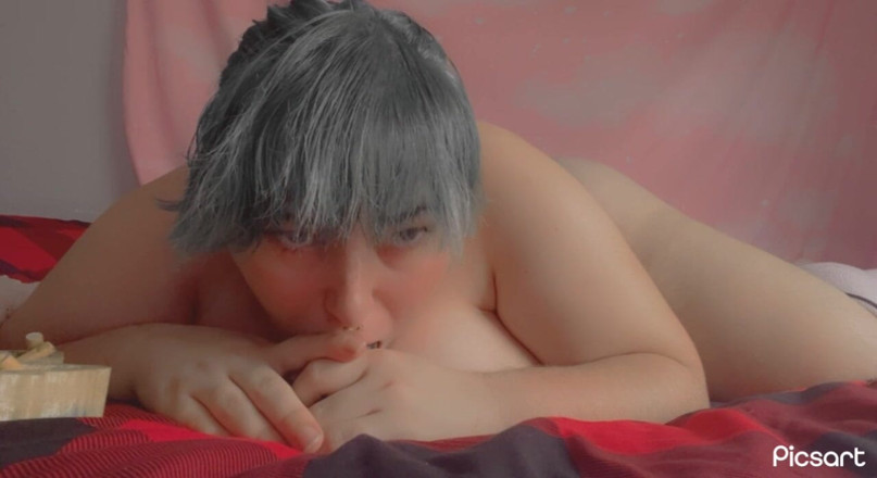 Mushroombitchx: Топлес курит минет