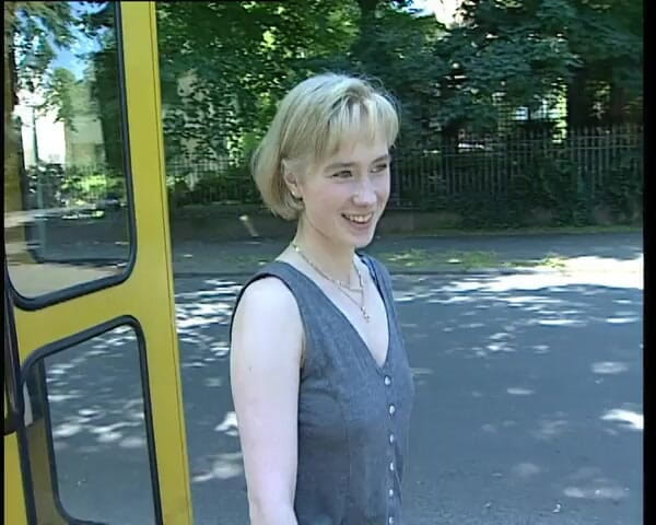 YOUR FIRST PORN: Jessy fingert bis zum lieto fine - jessy si infila un...