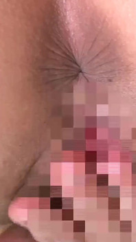 Masturbazione anale con spasmi con una visione perfetta del numero di contrazioni e rughe nel buco del culo accovacciato.