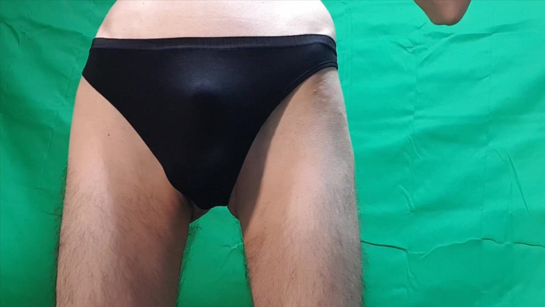 HeIsSooThin: Vyzkoušejte černé tanga