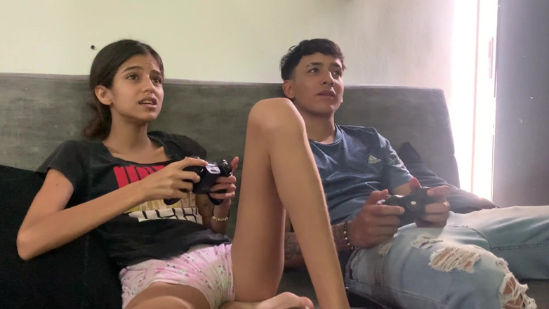 TUflacasex123: เล่นที่บ้านกับน้องสาวเลี้ยง กลายเป็นเย็ดกัน