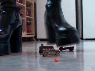 Foot Girls: Krossning av små leksaksbilar