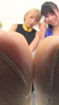 4 Pés de meia-calça suados, 1 pé, sua humilhação - Race Queens Arisu Otsu e Shizuku Hanai controlam você com seus dedos. POV