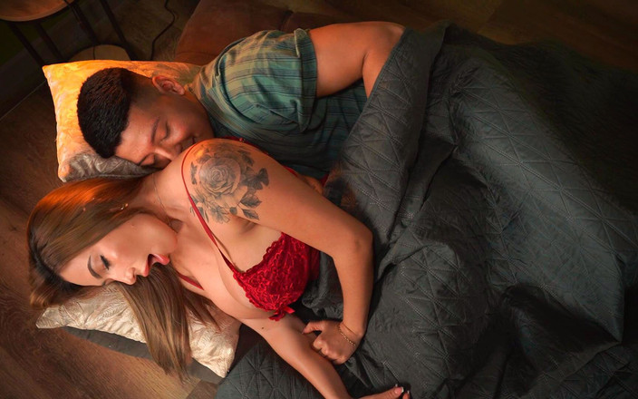 Horvex: Nevlastní bratři nakonec spolu šukají na gauči, když zjistili, že jsou sami...