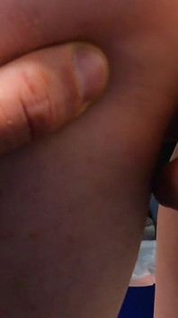 Nadržená ochranka objeví vše, co se sexy teenagerka skrývá pod oblečením