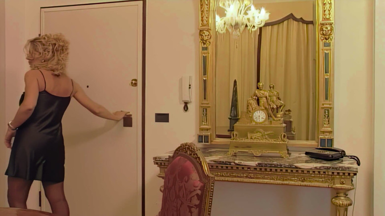 Inthe MILF room: La MILF E Il Commesso: Le Vende Un Paio Di...