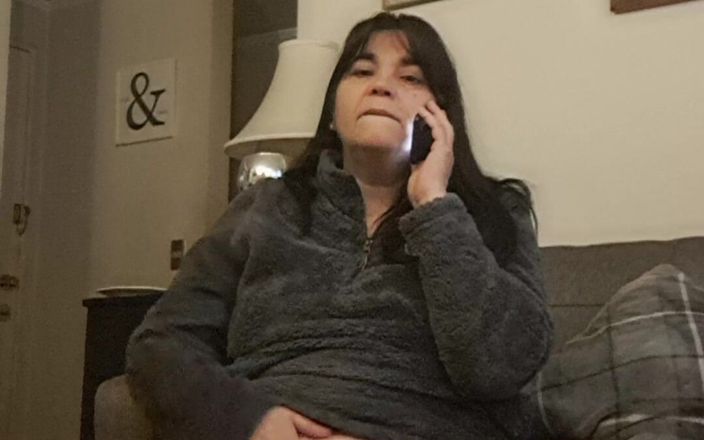 Mommy big hairy pussy: सेल फोन कॉल चोदने लायक मम्मी को हस्तमैथुन करने का कारण बनता है