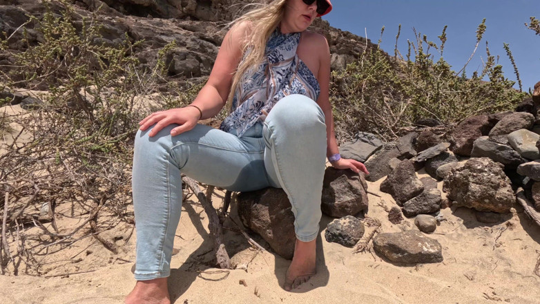 Emma Voyeur: Mijando No Meu Jeans Na Praia - Liberação Completa
