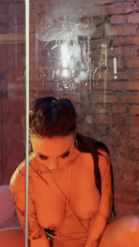 Rocková hvězda Monika Fox šuká díry dvojitou penetrací a butt Rose s velkými robertky ve sprše