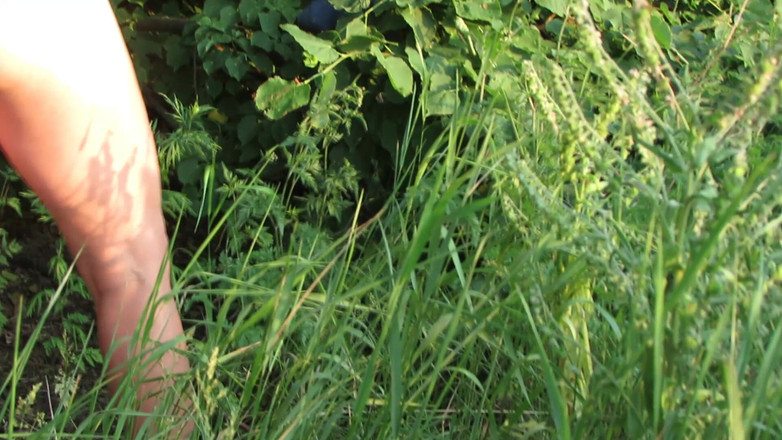 SexyAnka: Une beauté nue se promène dans la forêt et fait...