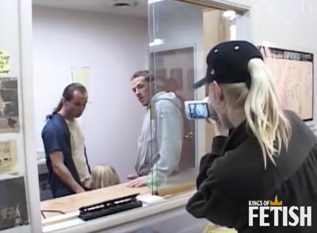 Family Role Playing: Si blonde panas diyakinkan oleh kekasih untuk berkongkek dengan kawan-kawan...