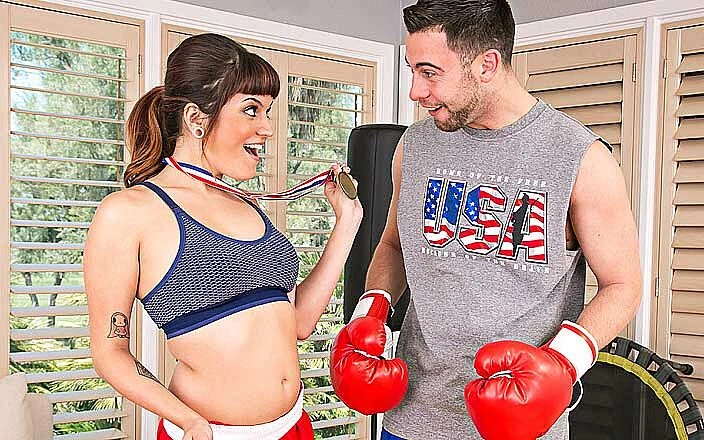Naughty America: 섹스에서 금메달을 따먹는 Raquel Roper!