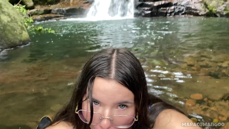 Maracumangoo: 与冒险家在神奇而遥远的地方约会以户外性结束。