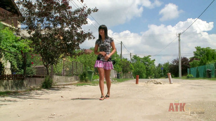 ATKIngdom: Skvěle vypadající teenagerka je ošukaná šťastlivcem starším chlapem venku