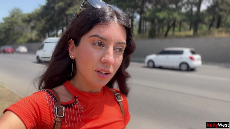 Katty West: 낯선 사람과 미친 샷으로 덤불 속에서 그녀의 얼굴에 걸어 다니는 대중