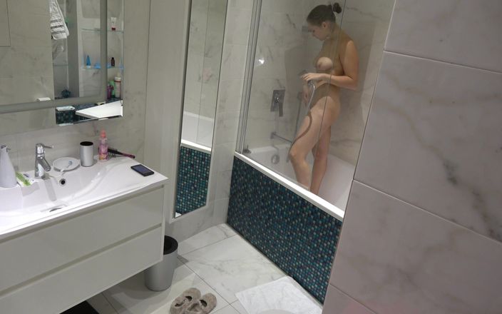 Milfs and Teens: Amatörkamera fångar våt tonåring i duschen