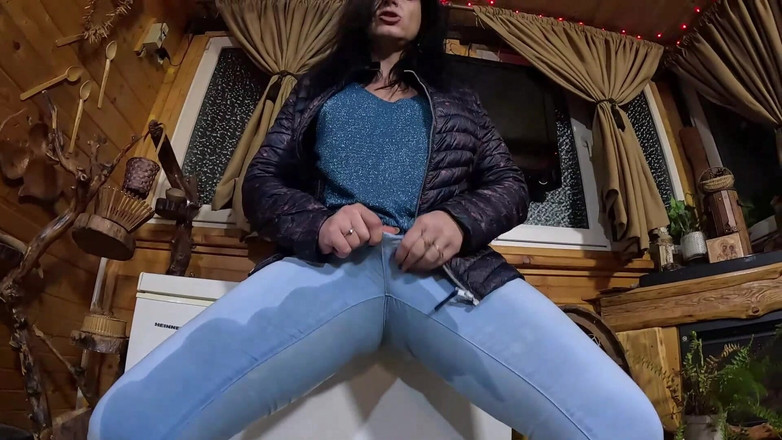 MilfyCalla: Cameltoe 熟女在牛仔裤里跳舞、挑逗和撒尿 - 湿恋物癖幻想 335