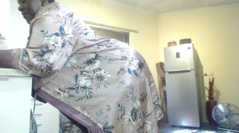 Legendary Booty Overdose: 胖美女在阴户里做不到振动器做家务