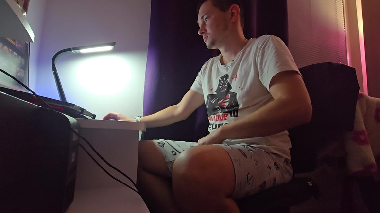 Fap_man93: Masturbacja mojego dużego kutasa podczas oglądania porno, kończąc się niezłym...