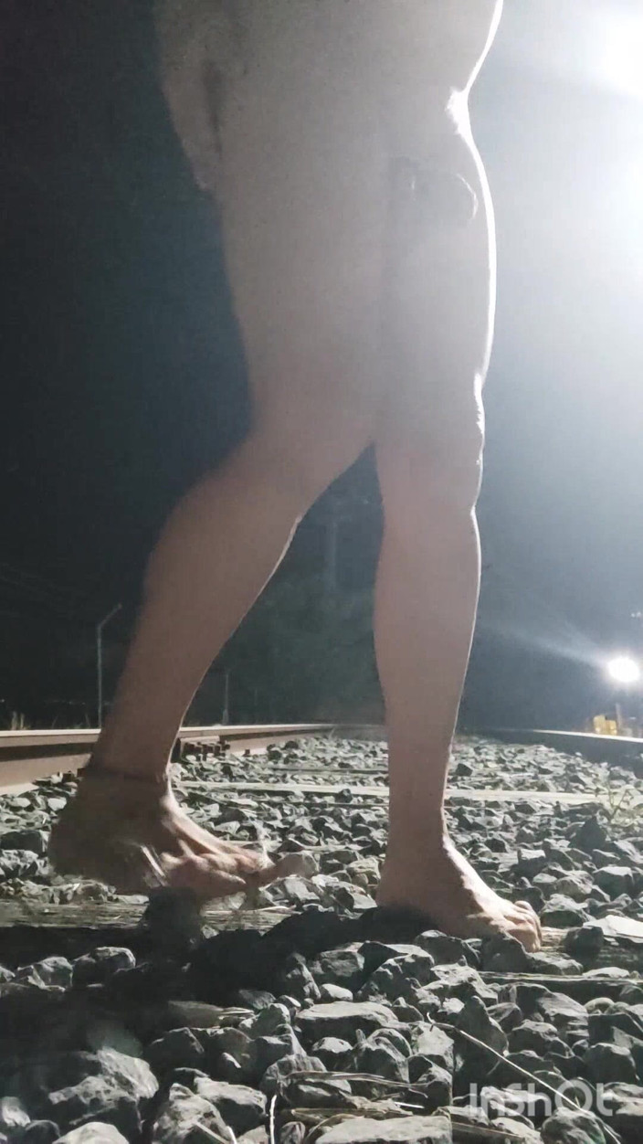 Morbosete000: Goală și pișându-se pe liniile de tren