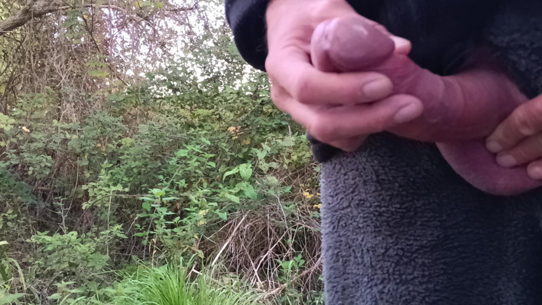 Rockardglans: Gimiendo, chorros de corrida masturbándose en el bosque vistiendo onesie