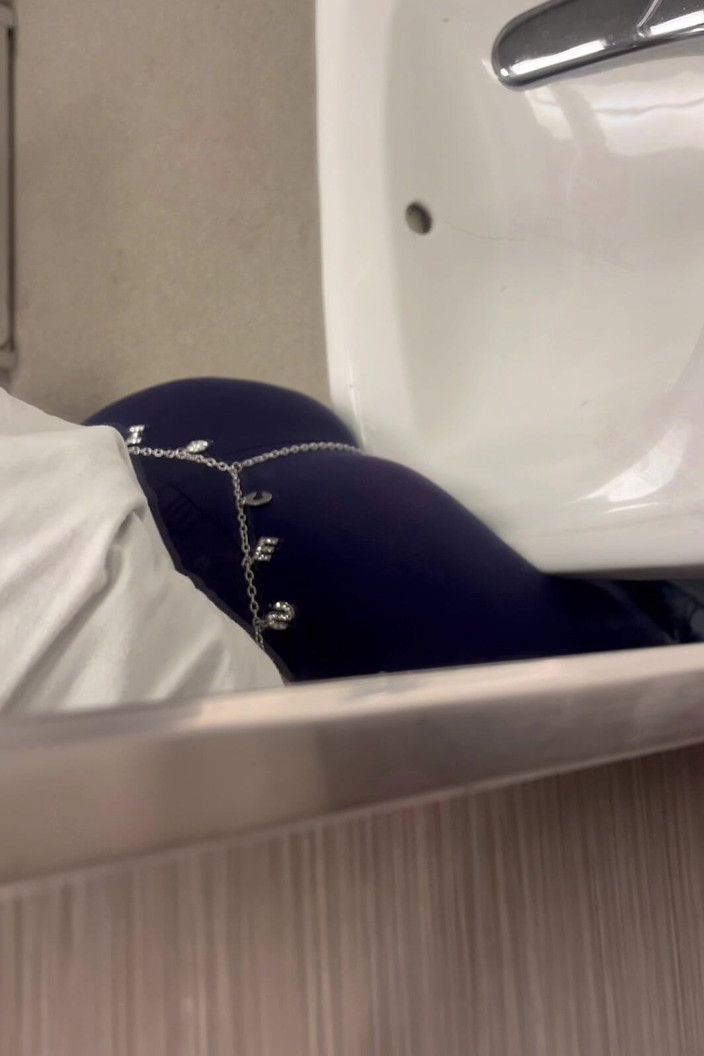 Anye Meshell: Pis poesje