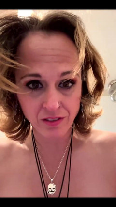 Suzy Wylde: Orta yaşlı seksi kadın kamera önünde