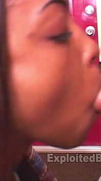 College zwarte tienerbabe met grote borsten doet haar eerste amateur pov-video