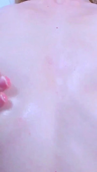 Lotion auf titten Extreme nahaufnahme