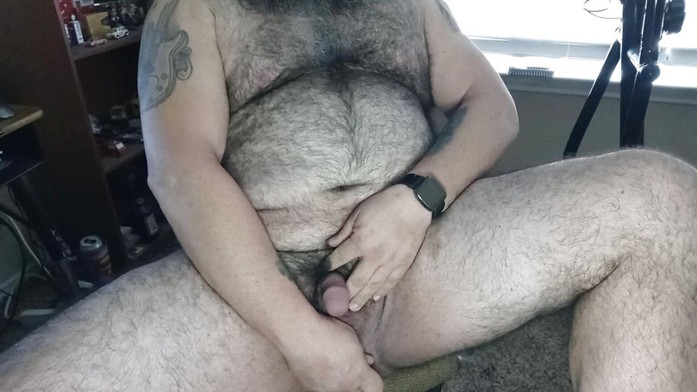 Monk3yMing0: L'orso peloso monk3y ming0 gioca con un giocattolo di vetro...