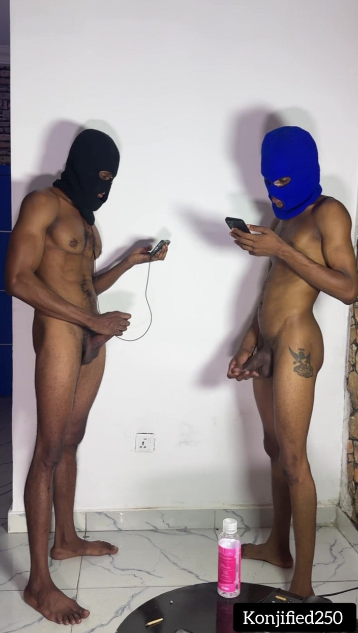 Konjified250: Doi prieteni excitați se masturbează