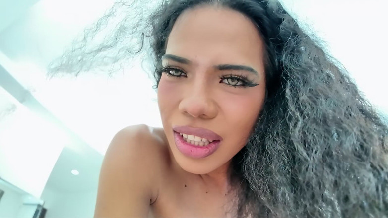 TransFindHer: Arita - la piccola piccoletta africana/asiatica controllata in camera da letto