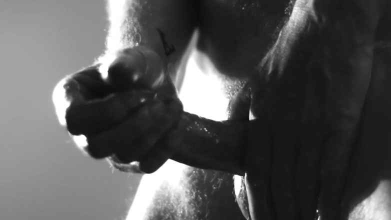Kane Santiago: Caresse d’une bite bien dure en noir et blanc avec...