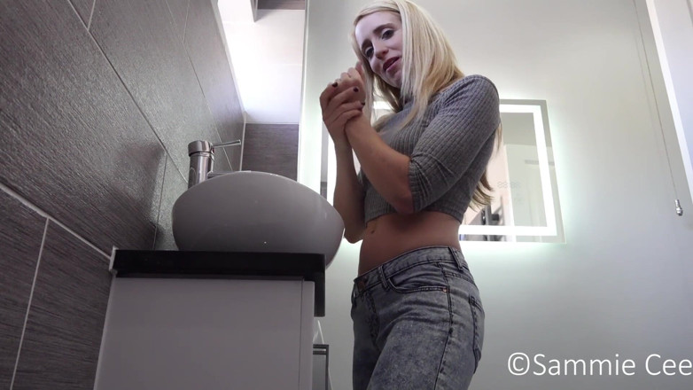Sammie Cee: Pisse sur les toilettes en culotte