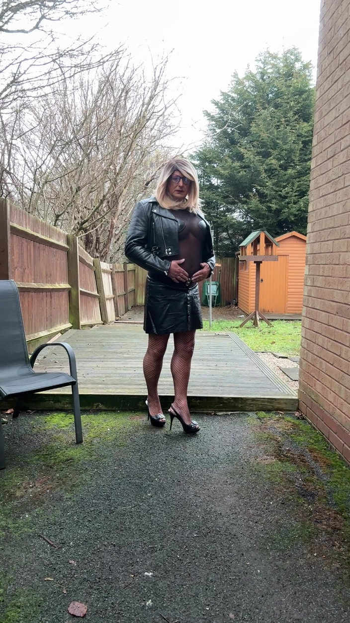 Kellycd2022: काले बॉडीसूट और ऊँची एड़ी के जूते में सेक्सी Crossdresser kellycd2022