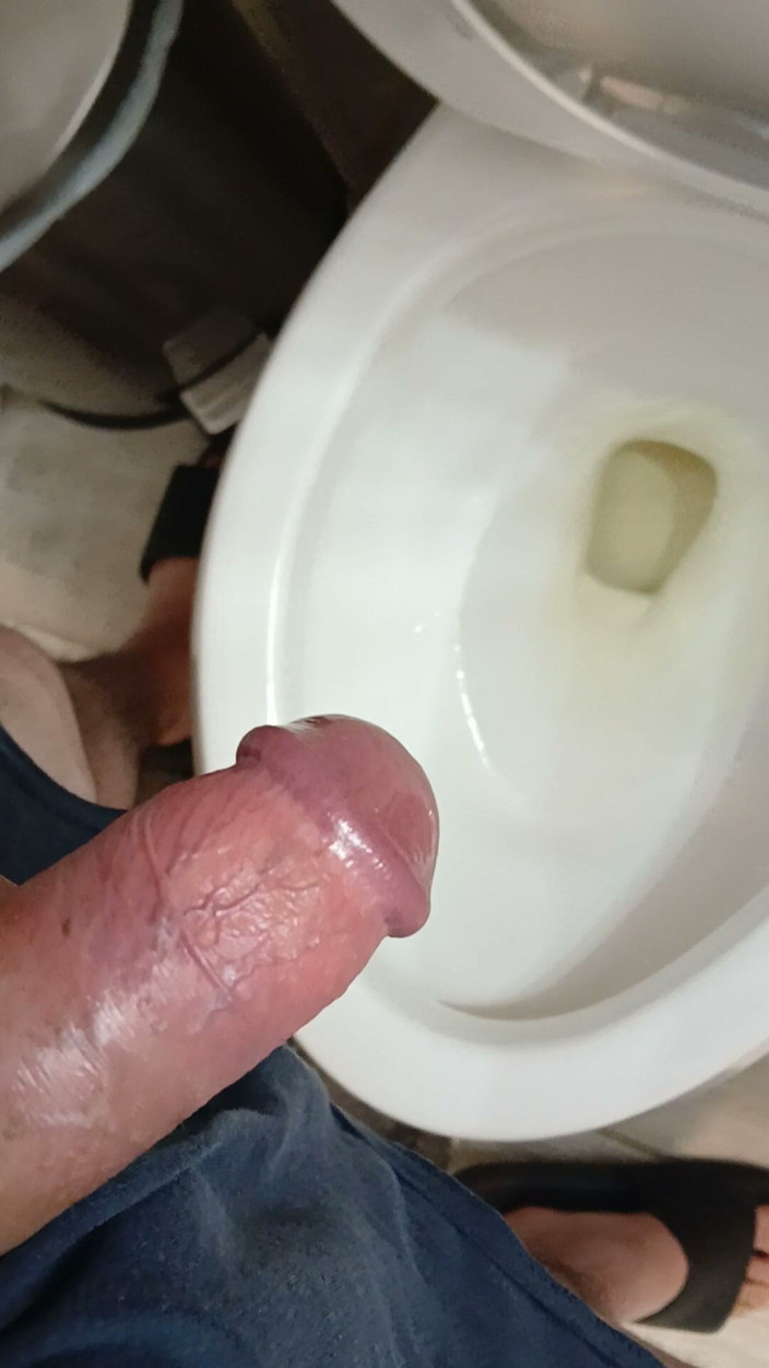 VERGA CON LUNAR: Pissing and Jerking off.