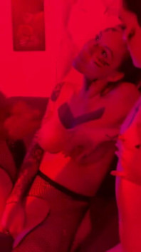 Pesta Halloween berakhir dengan threesome bersama dua teman saya!