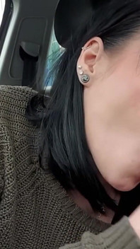 Deutsche freundin gibt einem date einen blowjob im auto und schluckt, während freund im obergeschoss wartet