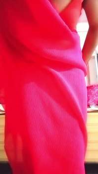 Indiana gay crossdresser gaurisissy pressionando seus peitos grandes em saree rosa