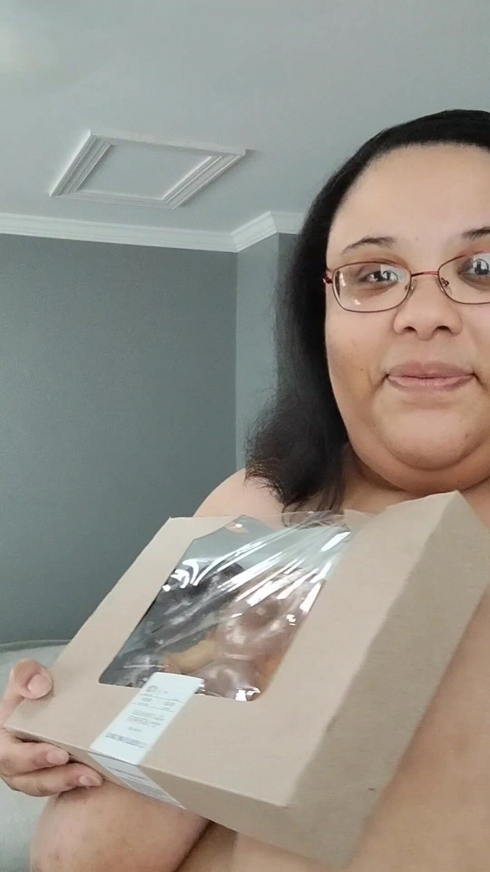 Jessica pigslut: Je mange un beignet en jouant avec ma chatte !