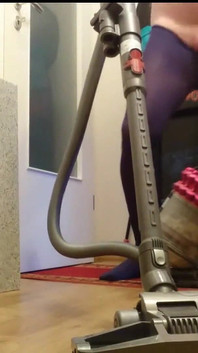 Aspirapolvere erotico in collant blu fine