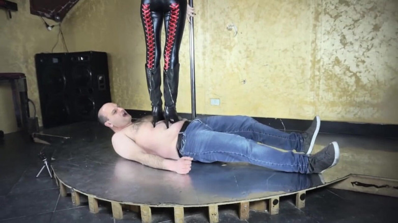 Lady Mesmeratrix Official: Латексна фемдом краля ходить по тілу рабів
