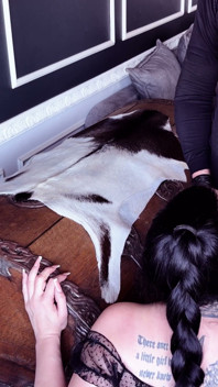 Seducente e scopata con i capelli tirandosi in posizione da cagnolino