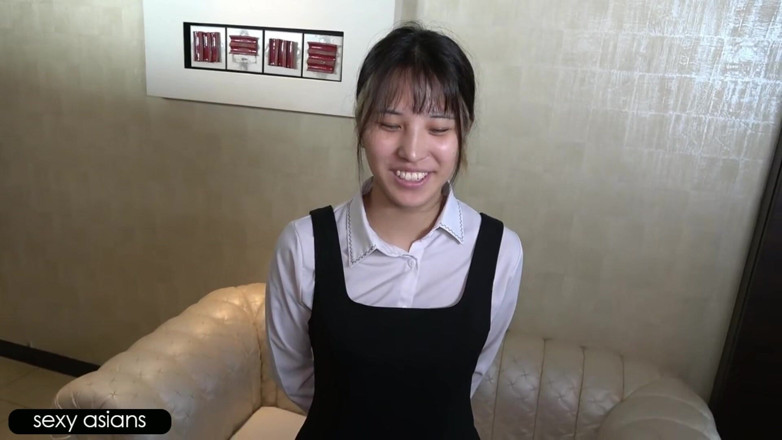 Temptation: 可愛いけれど注目を求めていて、彼女はすぐに変わり、まず新しい誰かと欲望を追いかけ始める