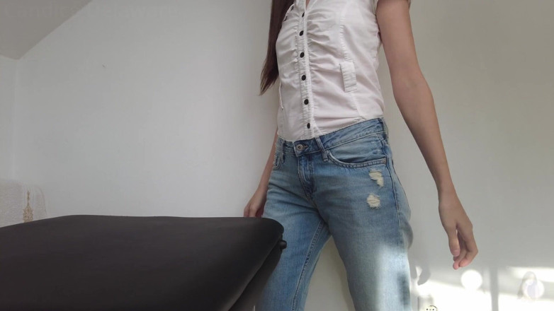 CandiceDelaware: Meja menggesel orgasme awek comel dalam seluar jeans
