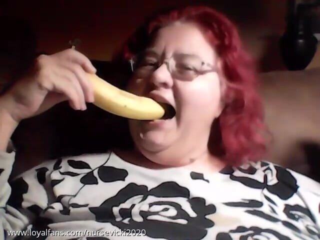 BBW nurse Vicki adventures with friends: Live cam y tá ăn chuối Vicki