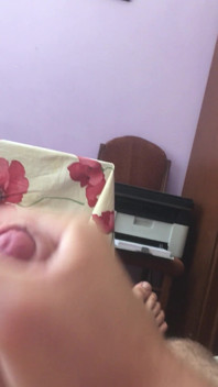 Hombre de masturbación, demasiado semen, gran polla