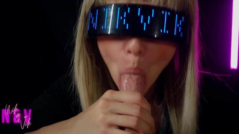 NikAndVik: Девушка-киберпанк жадно высасывает всю сперму из своего поклонника