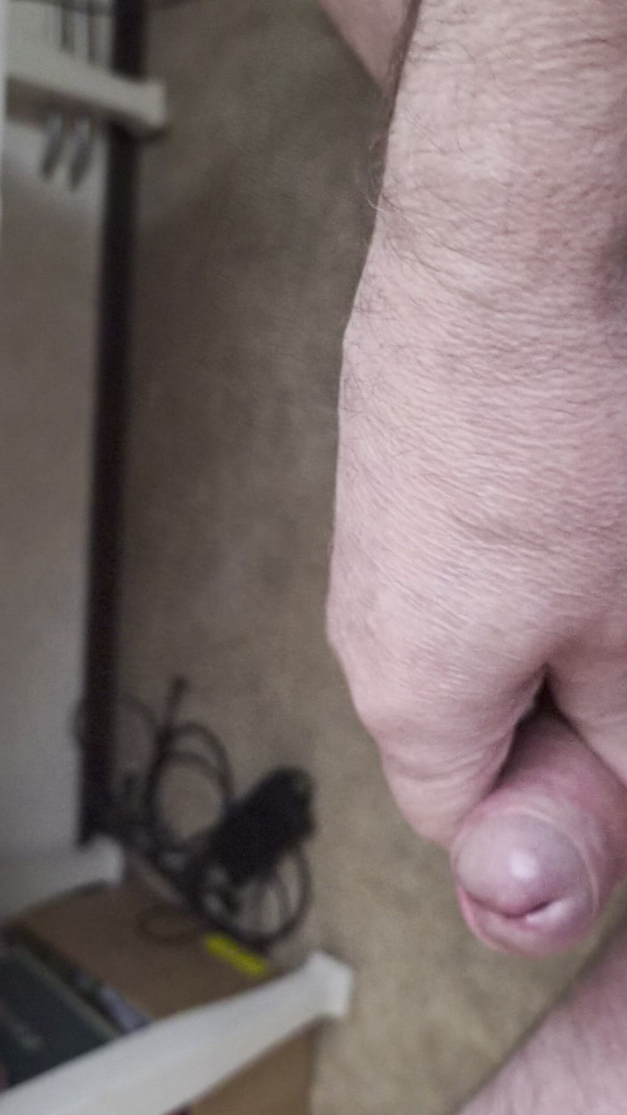 Pellefnatt: 友人は椅子に座り、Vidioを見ながら自分のペニスを手で動かし、オーガズムに達するまで見ていました